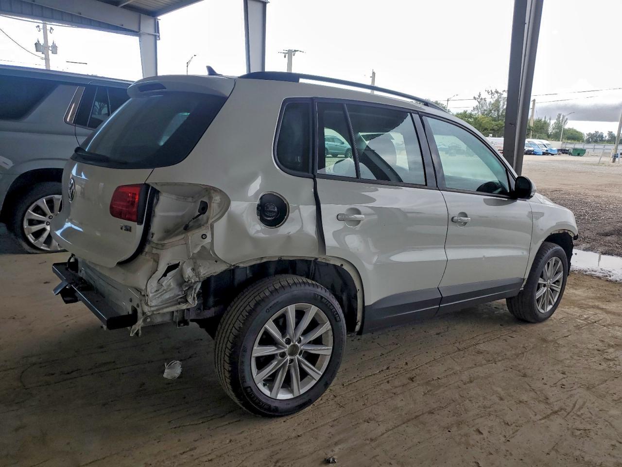 2017 VOLKSWAGEN TIGUAN S photo 3