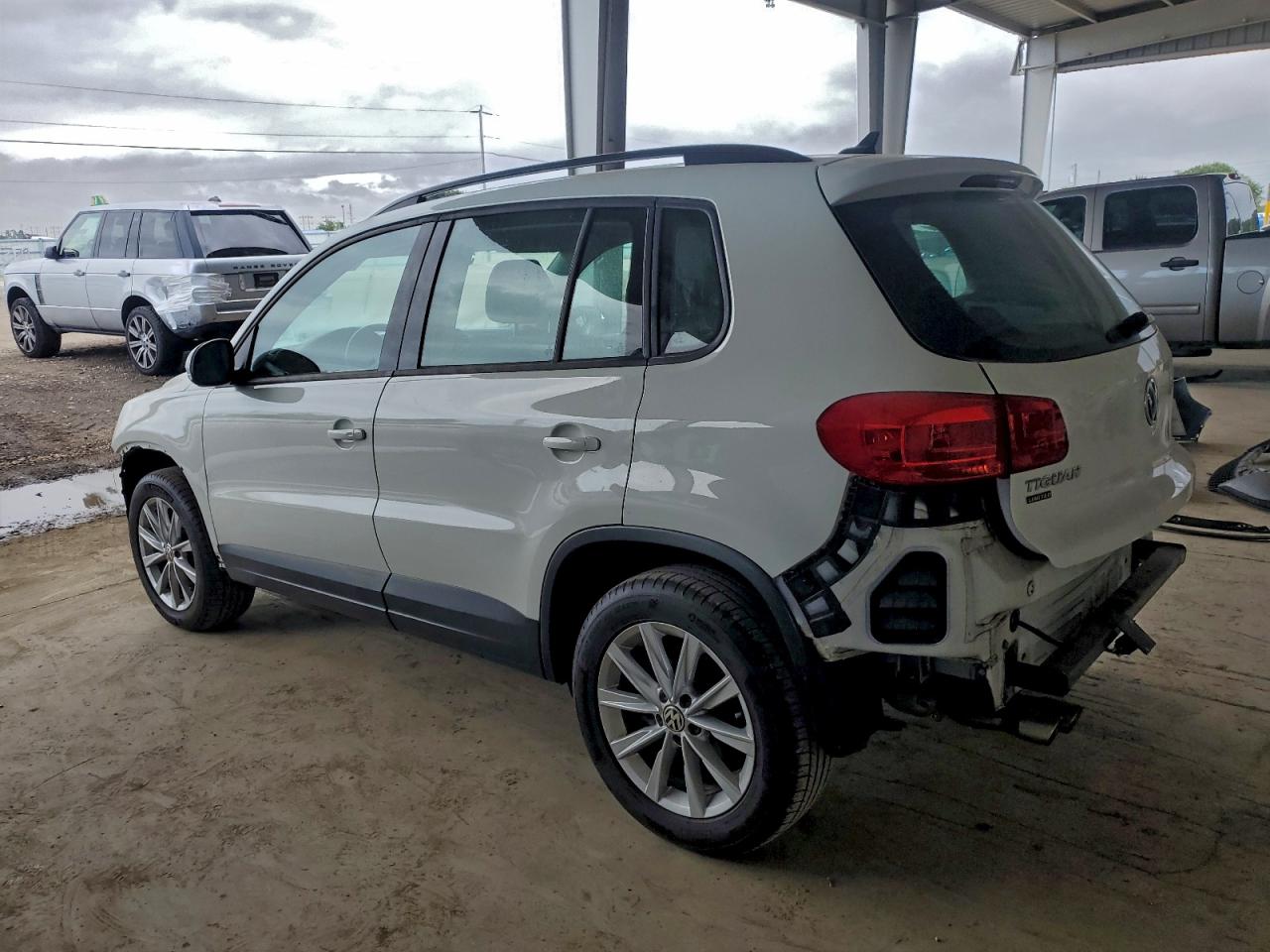 2017 VOLKSWAGEN TIGUAN S photo 2