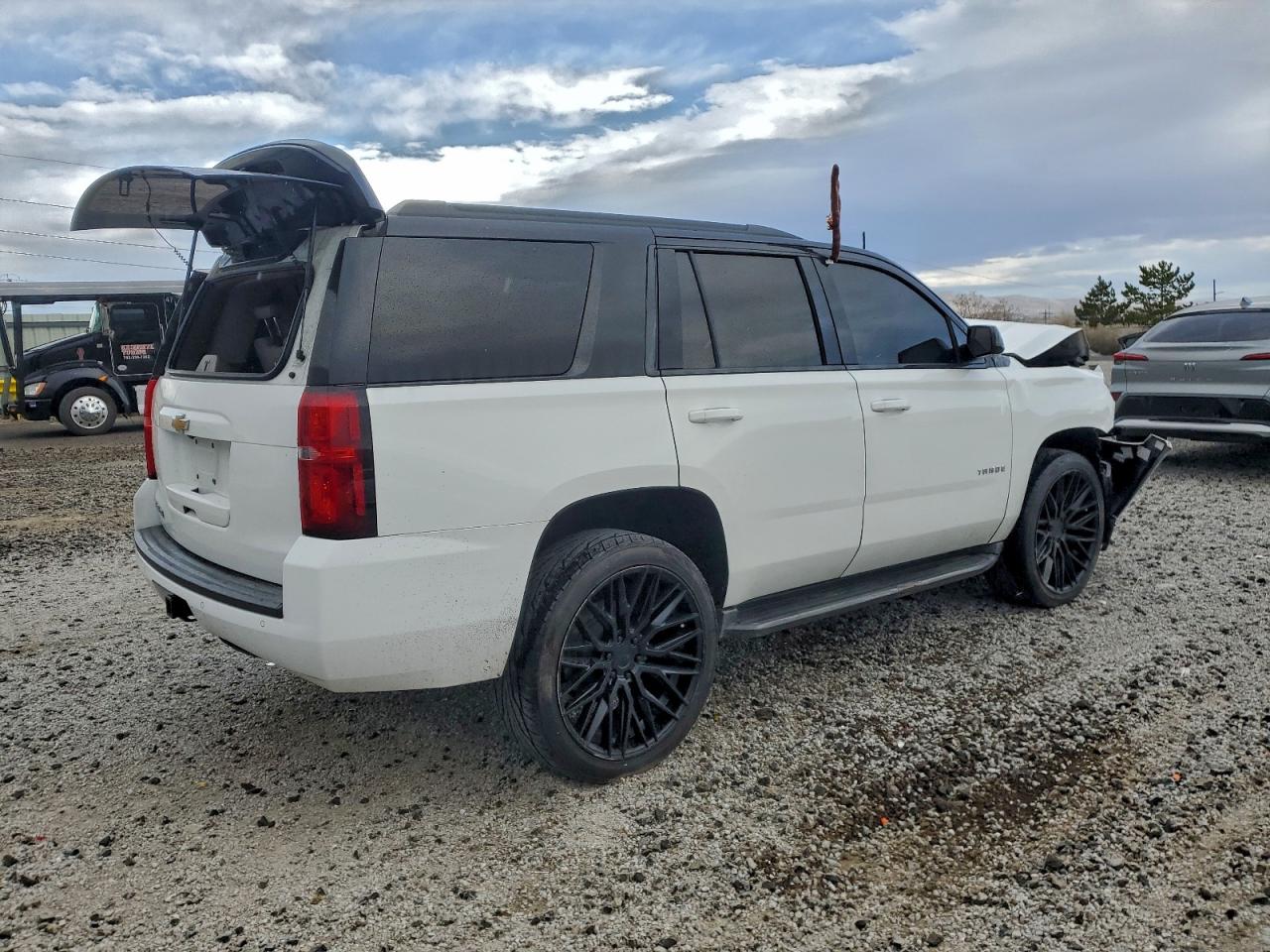 2017 CHEVROLET TAHOE K1500 LT photo 3