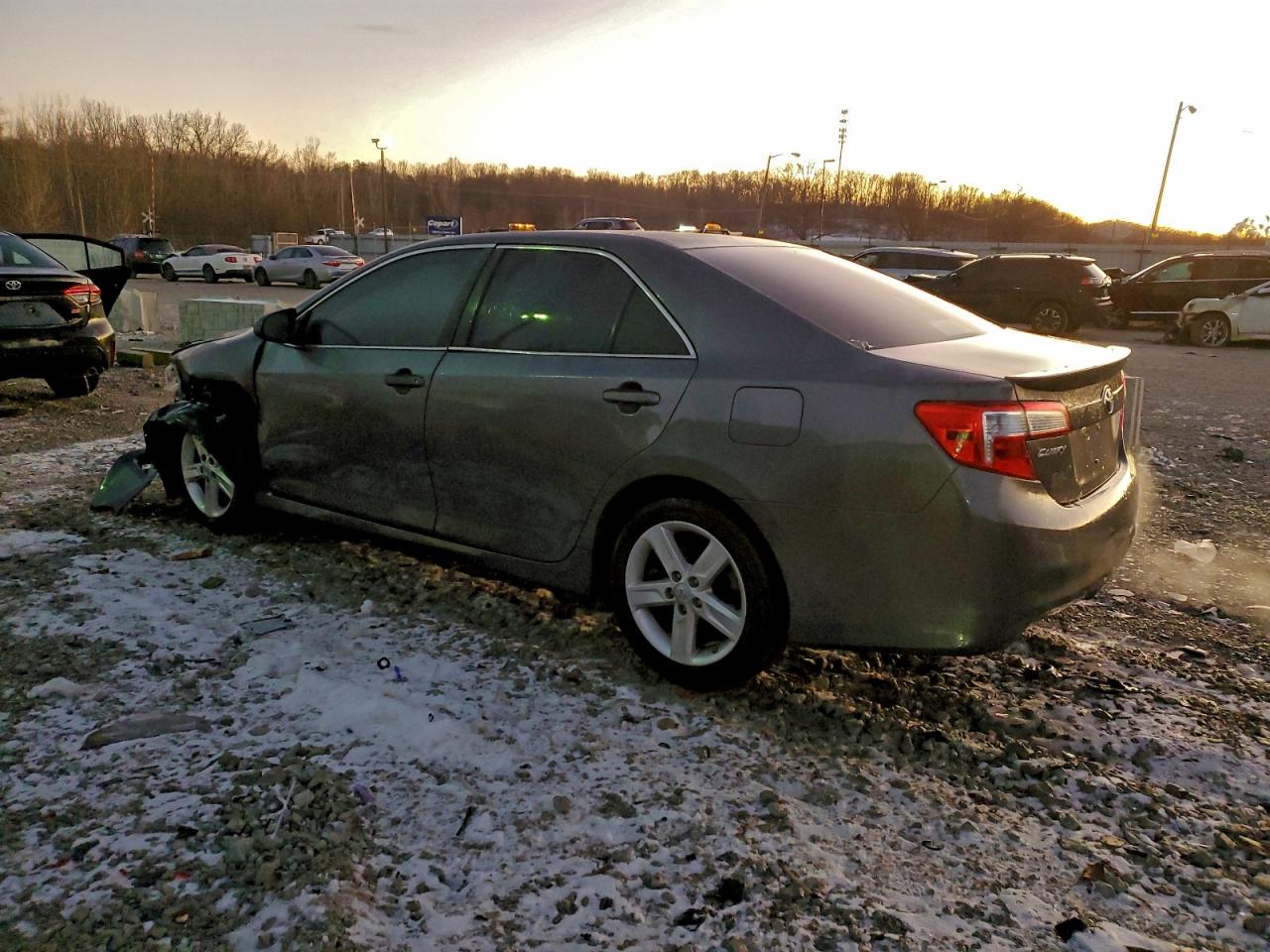 2014 TOYOTA CAMRY SE photo 2