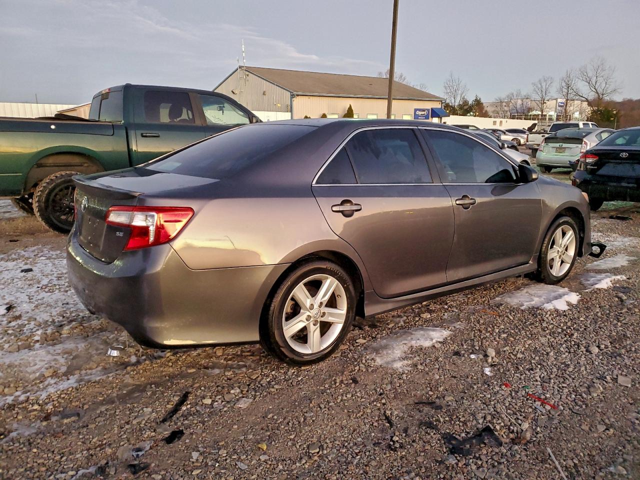 2014 TOYOTA CAMRY SE photo 3