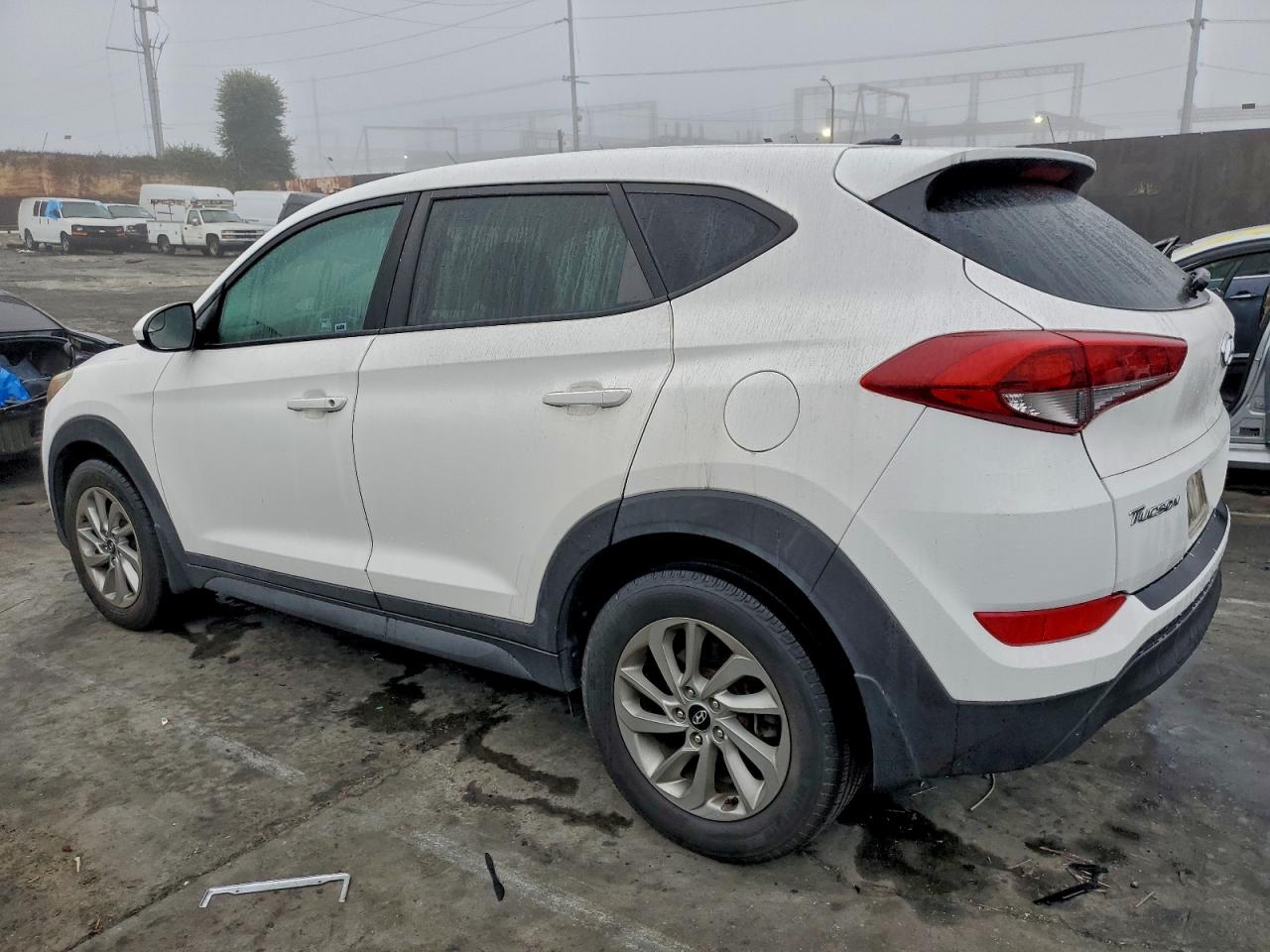 2016 HYUNDAI TUCSON SE photo 2