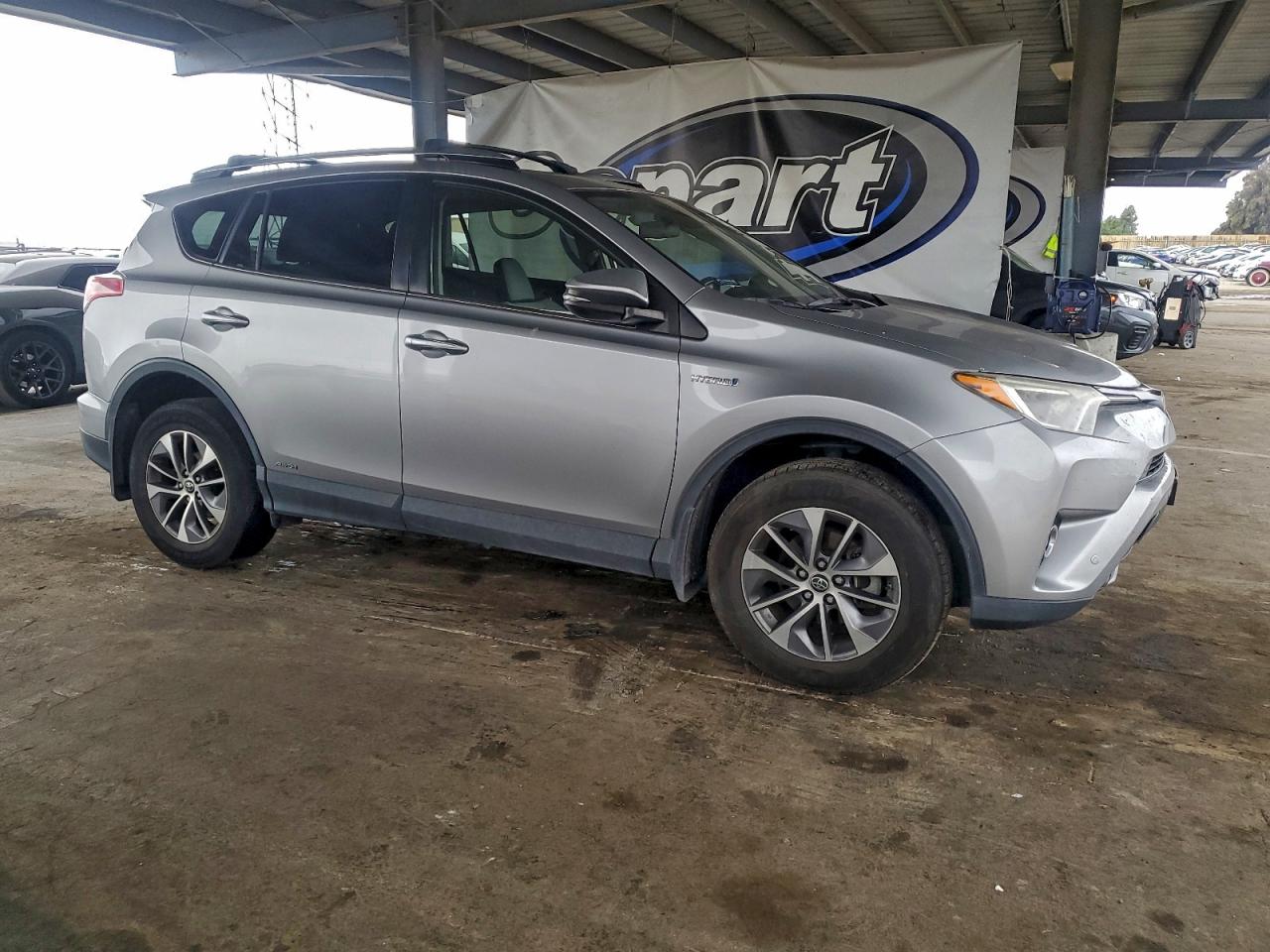 2017 TOYOTA RAV4 HV LE photo 4