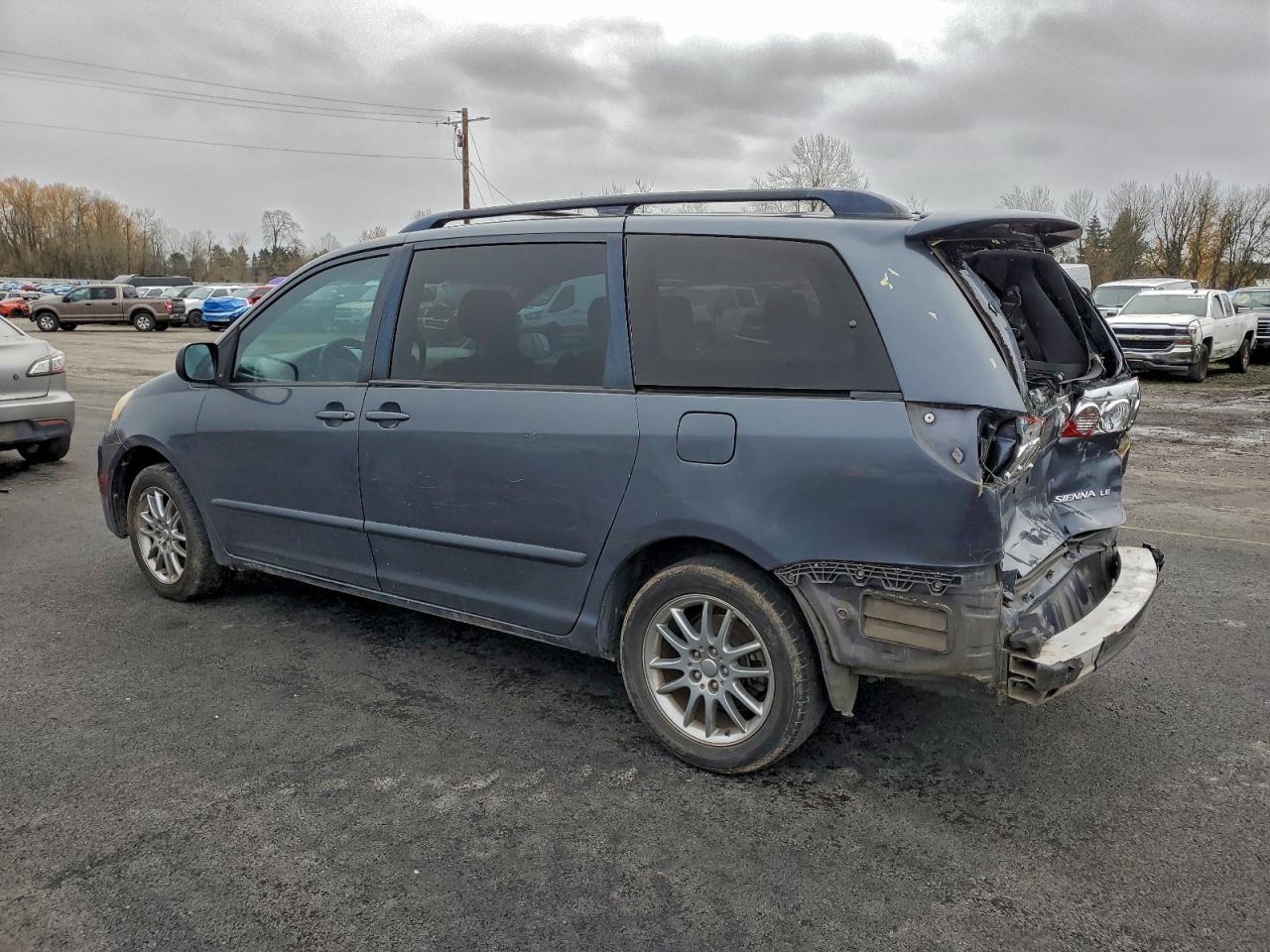 2008 TOYOTA SIENNA photo 2