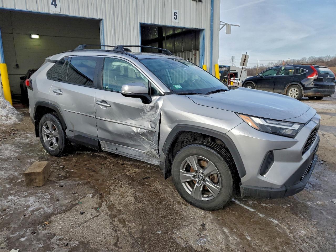 2024 TOYOTA RAV4 XLE photo 4