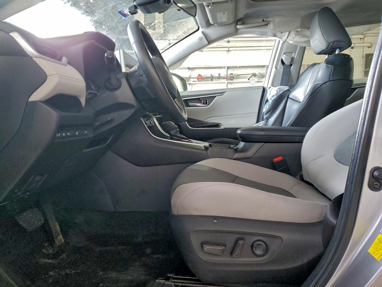 2024 TOYOTA RAV4 XLE photo 7