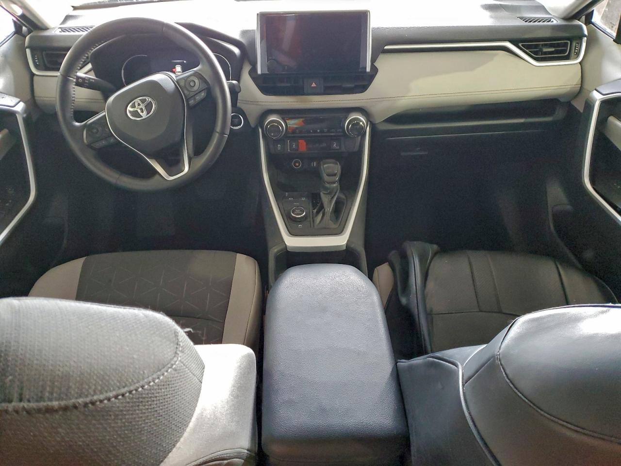 2024 TOYOTA RAV4 XLE photo 8