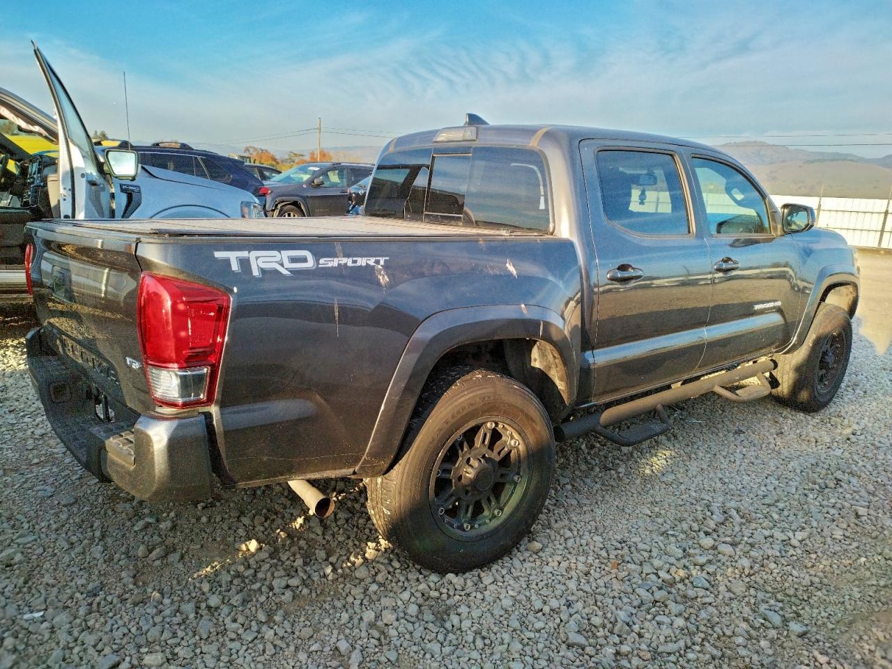 2017 TOYOTA TACOMA DOUBLE CAB photo 3