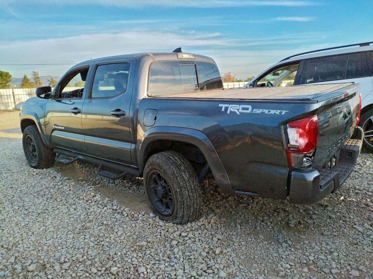 2017 TOYOTA TACOMA DOUBLE CAB photo 2