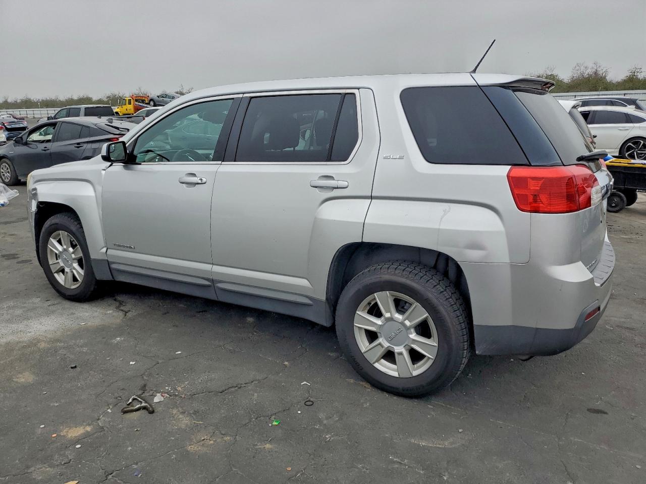 2013 GMC TERRAIN SLE photo 2