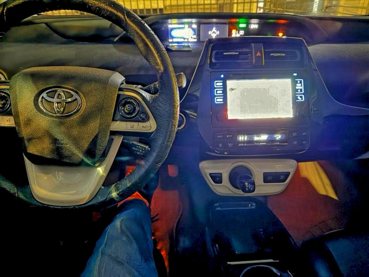 2017 TOYOTA PRIUS photo 9