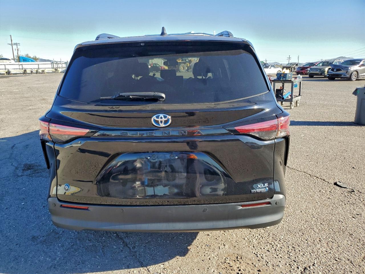 2021 TOYOTA SIENNA XLE photo 6