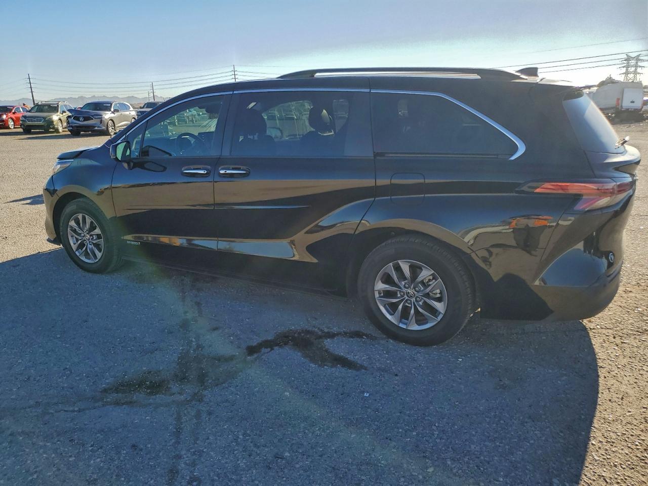 2021 TOYOTA SIENNA XLE photo 2