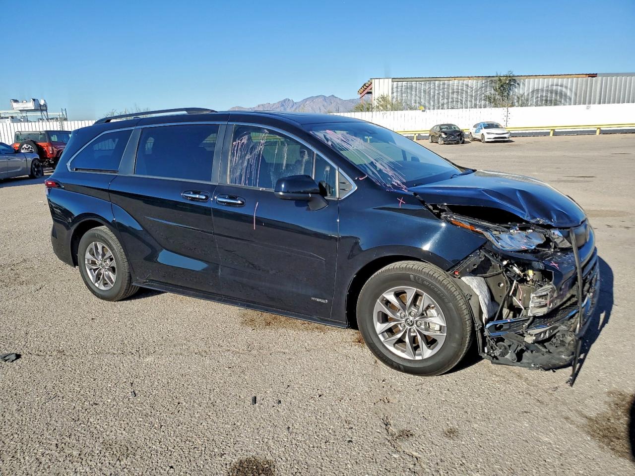 2021 TOYOTA SIENNA XLE photo 4