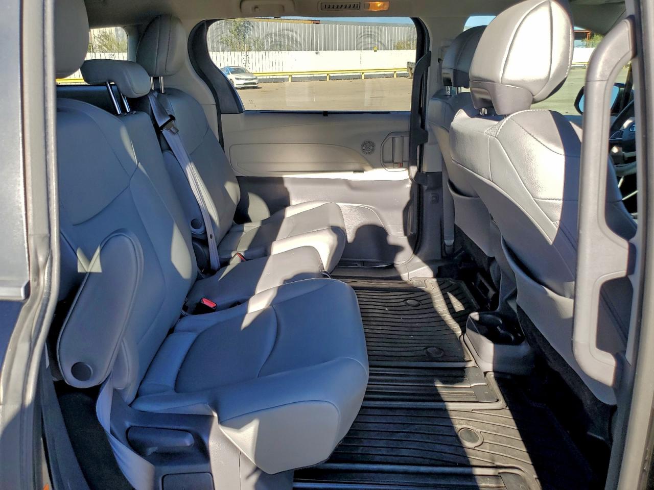 2021 TOYOTA SIENNA XLE photo 11