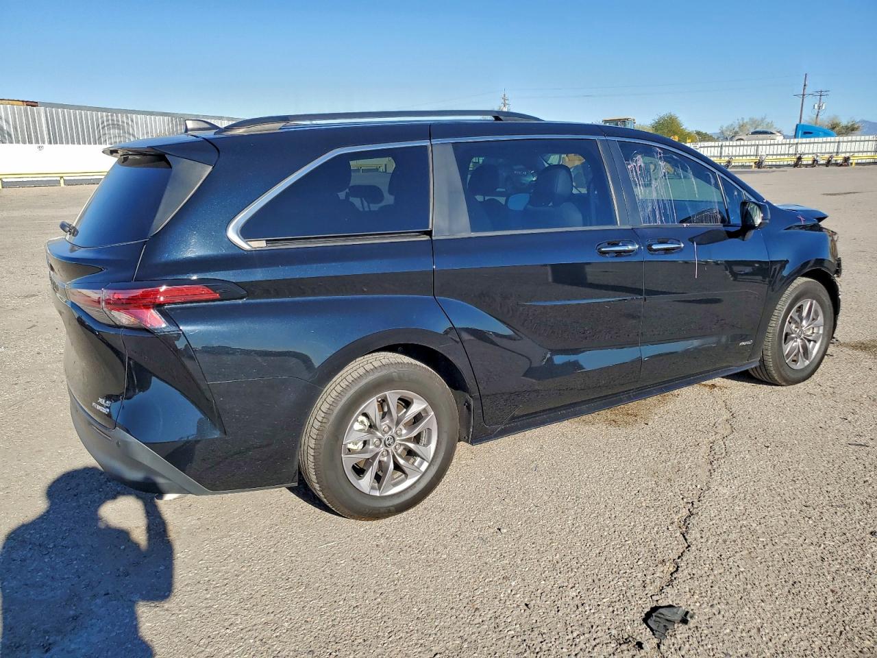 2021 TOYOTA SIENNA XLE photo 3