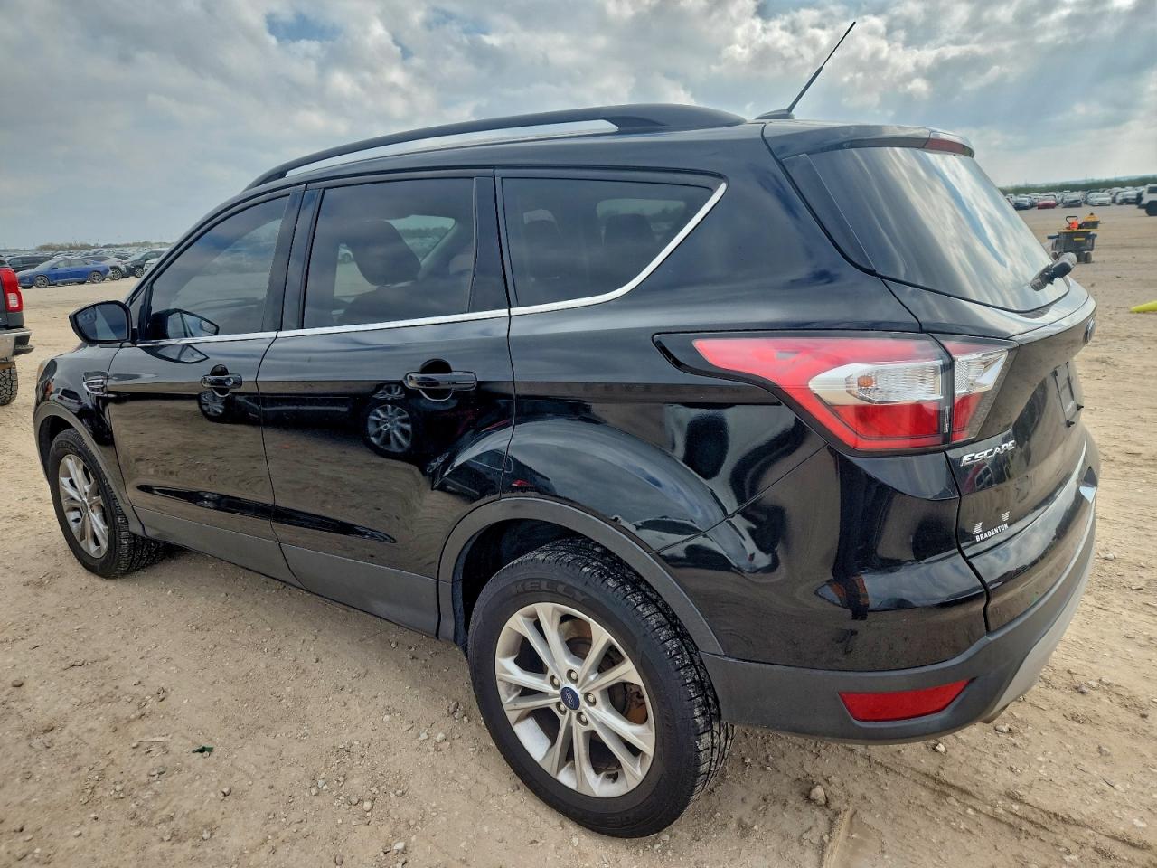 2018 FORD ESCAPE SE photo 2