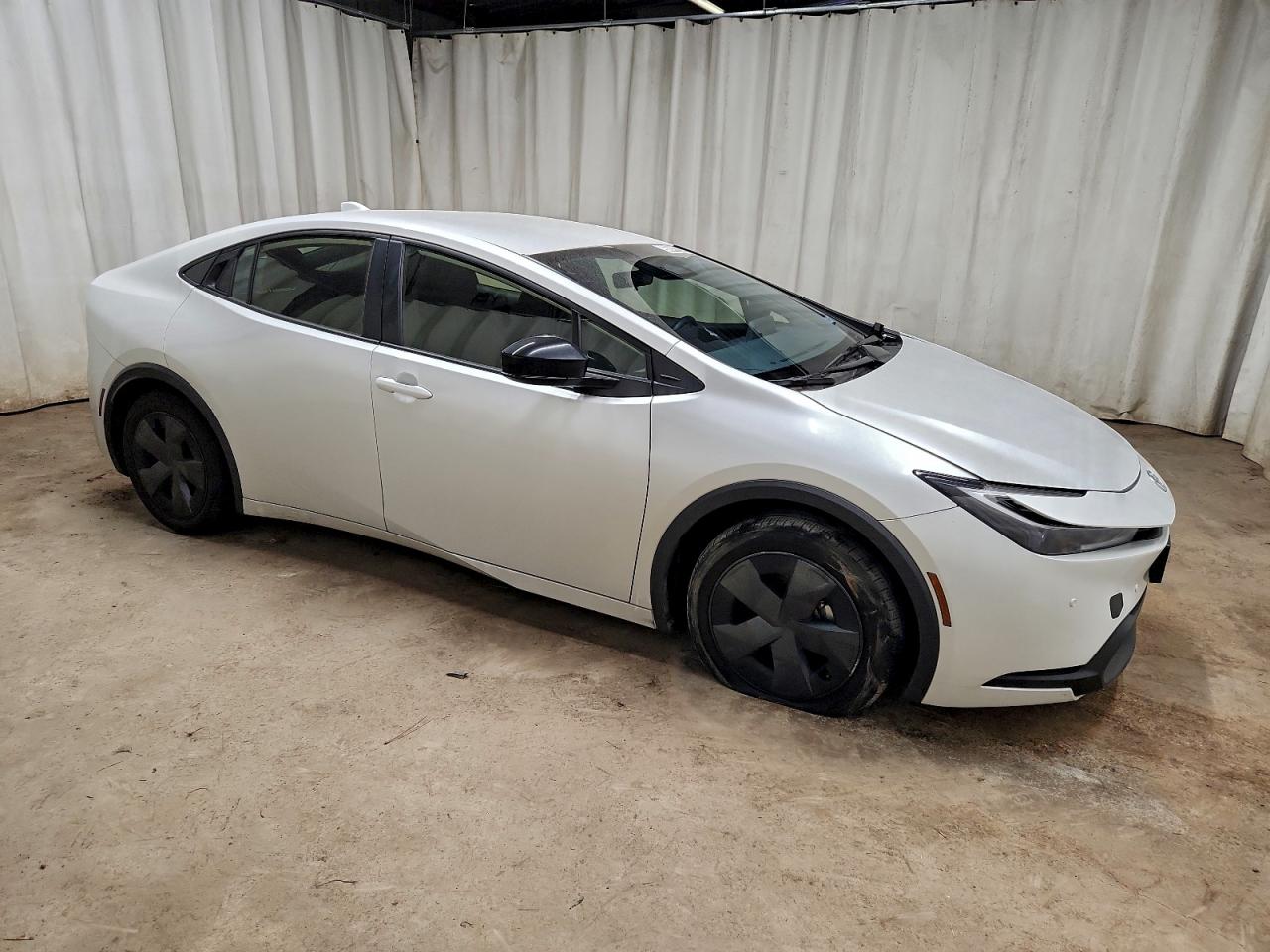 2025 TOYOTA PRIUS LE photo 4
