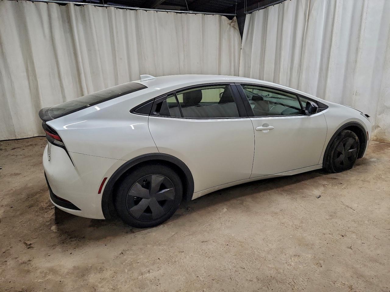 2025 TOYOTA PRIUS LE photo 3