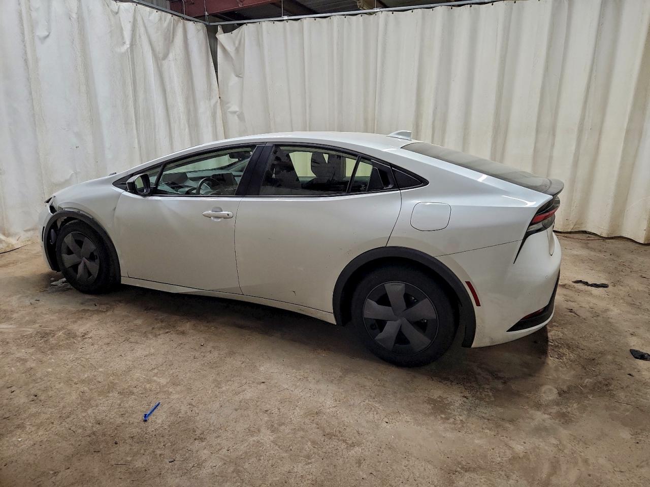 2025 TOYOTA PRIUS LE photo 2