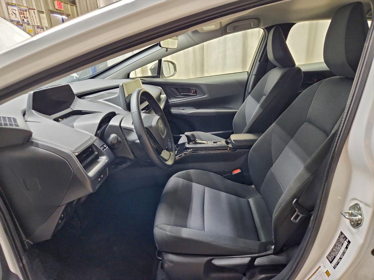 2025 TOYOTA PRIUS LE photo 7