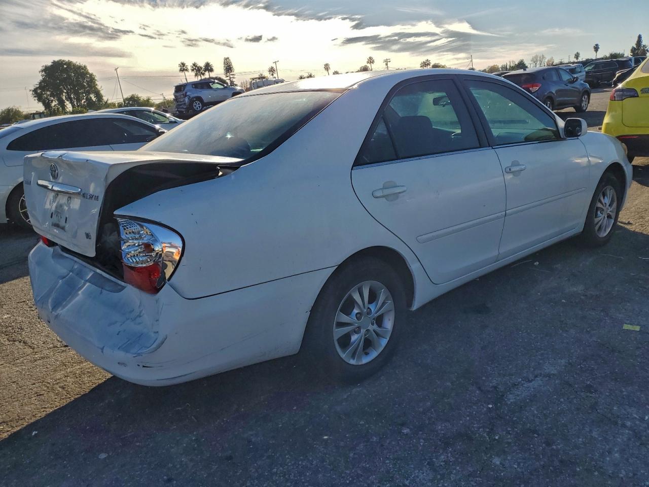 2004 TOYOTA CAMRY LE photo 3