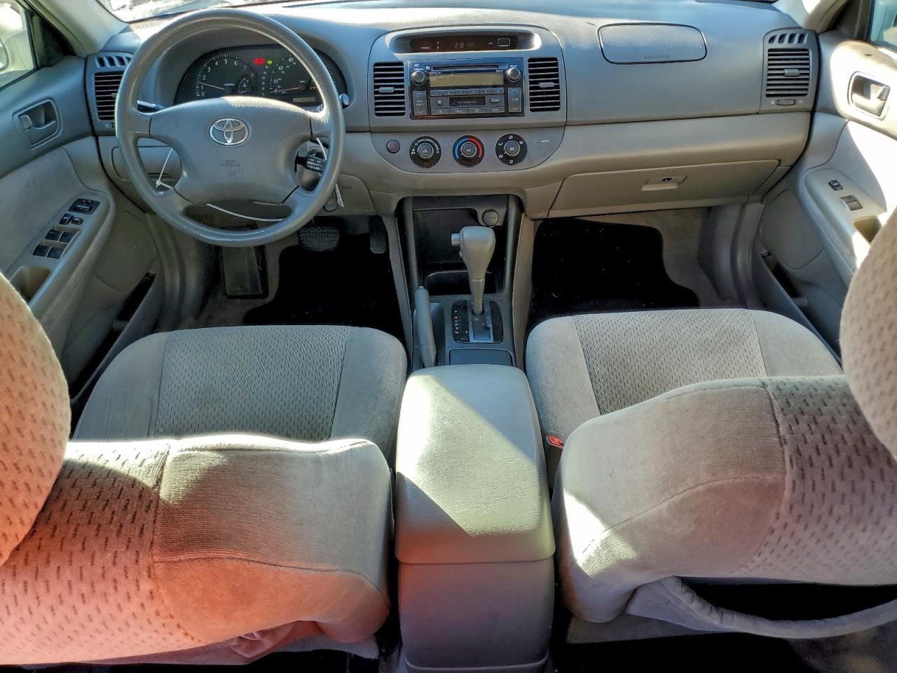 2004 TOYOTA CAMRY LE photo 8
