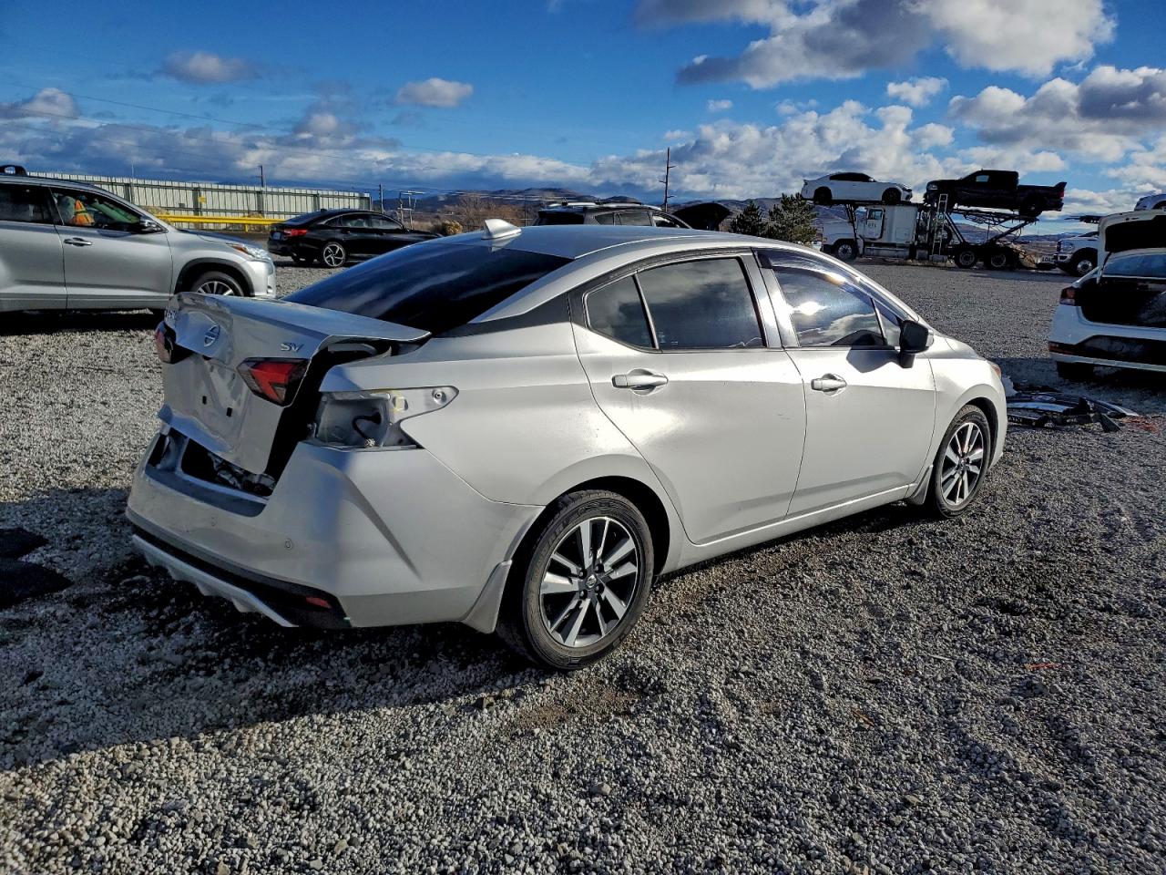 2020 NISSAN VERSA SV photo 3