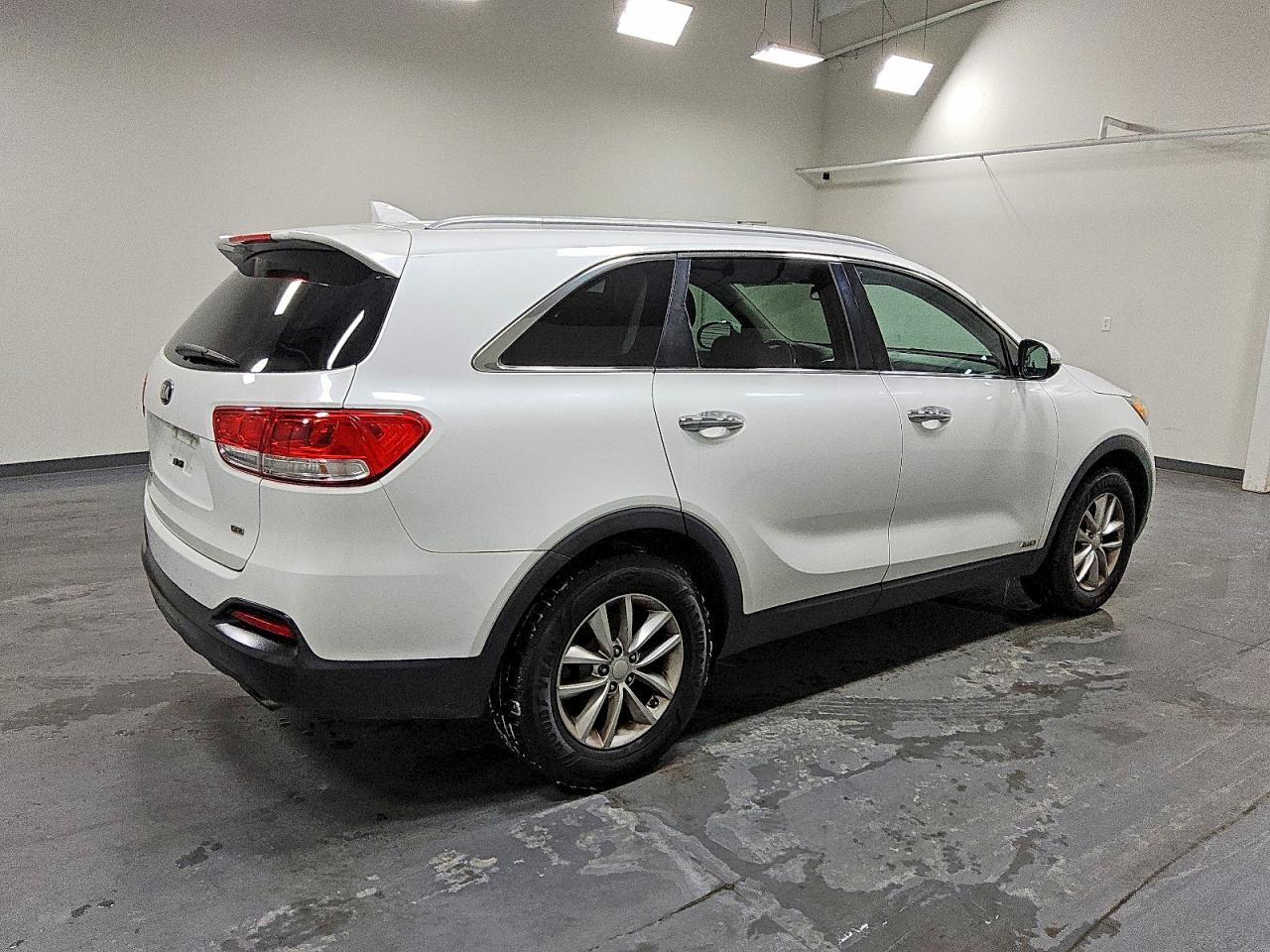 2016 KIA SORENTO LX photo 3
