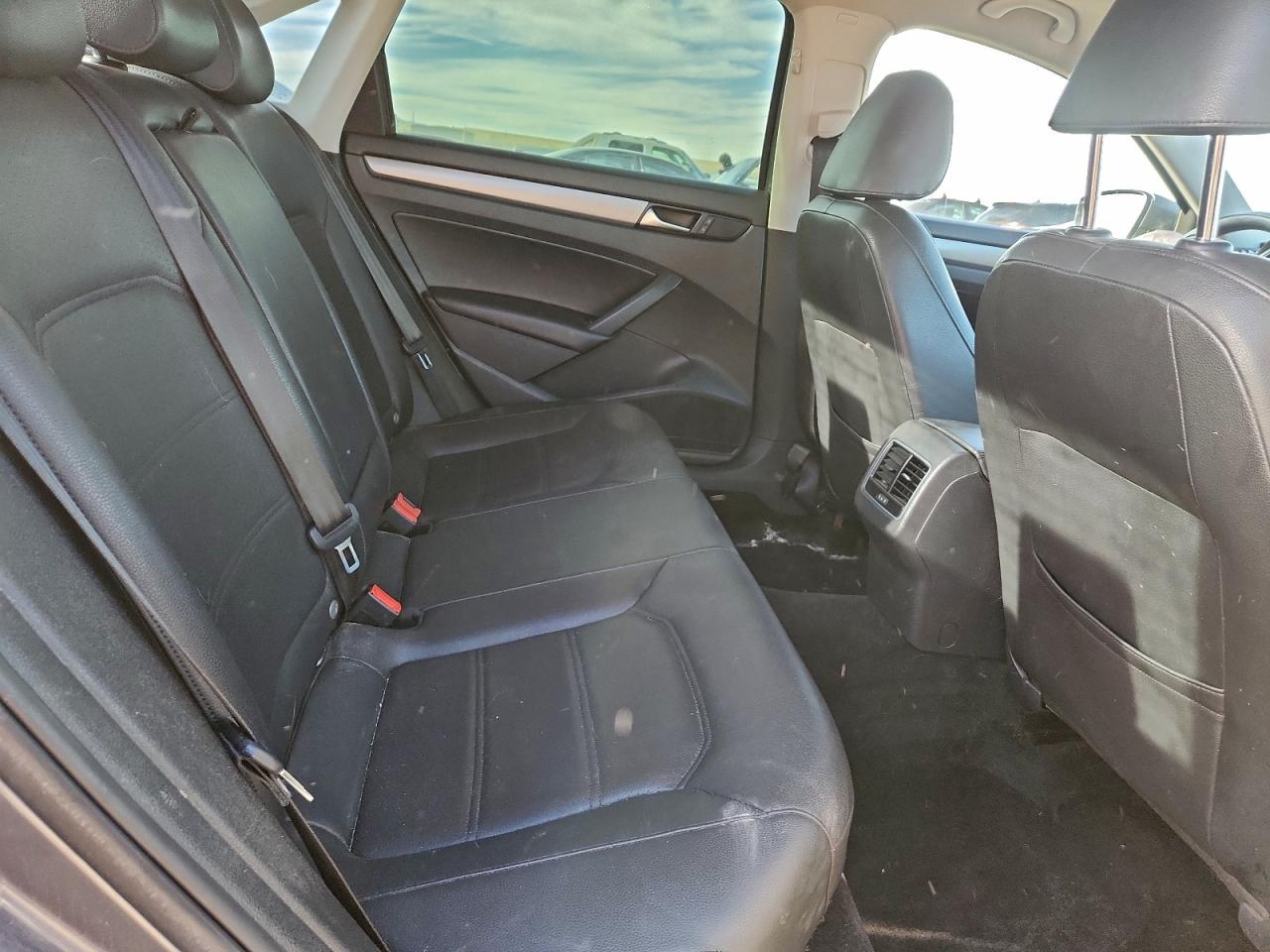 2014 VOLKSWAGEN PASSAT SE photo 10