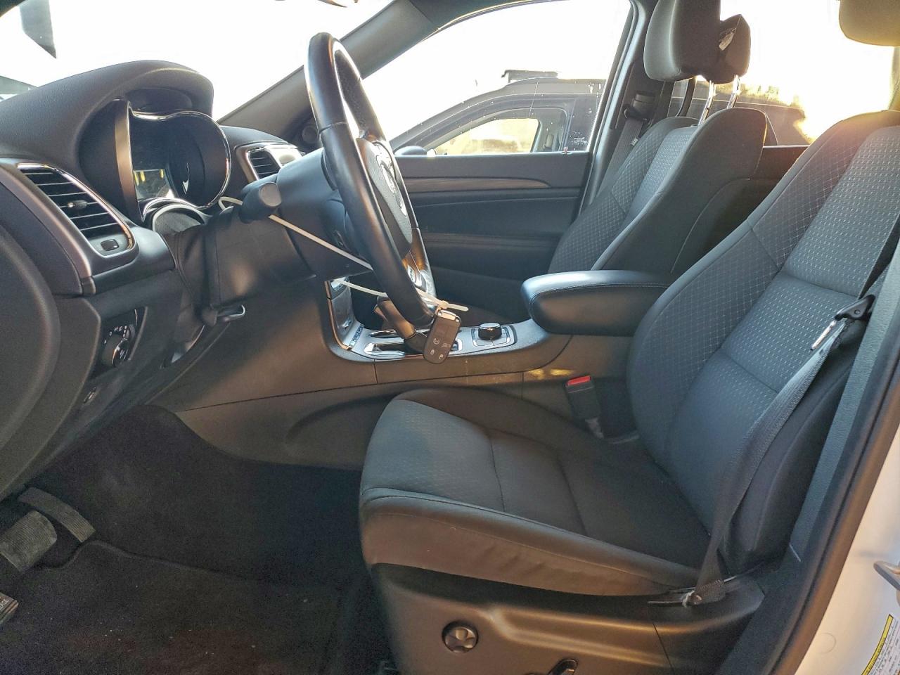 2019 JEEP GRAND CHEROKEE LAREDO photo 7