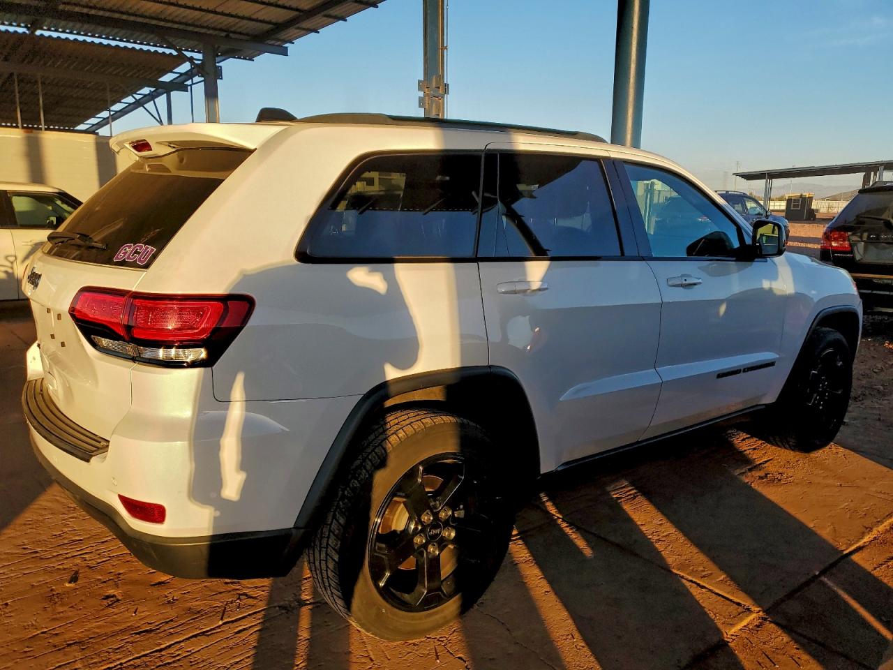 2019 JEEP GRAND CHEROKEE LAREDO photo 3