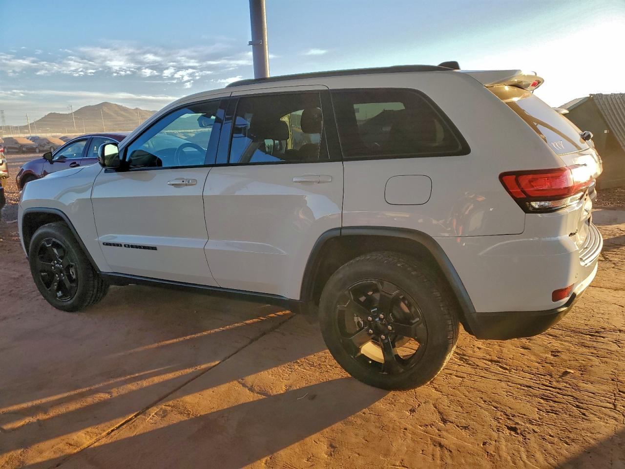 2019 JEEP GRAND CHEROKEE LAREDO photo 2