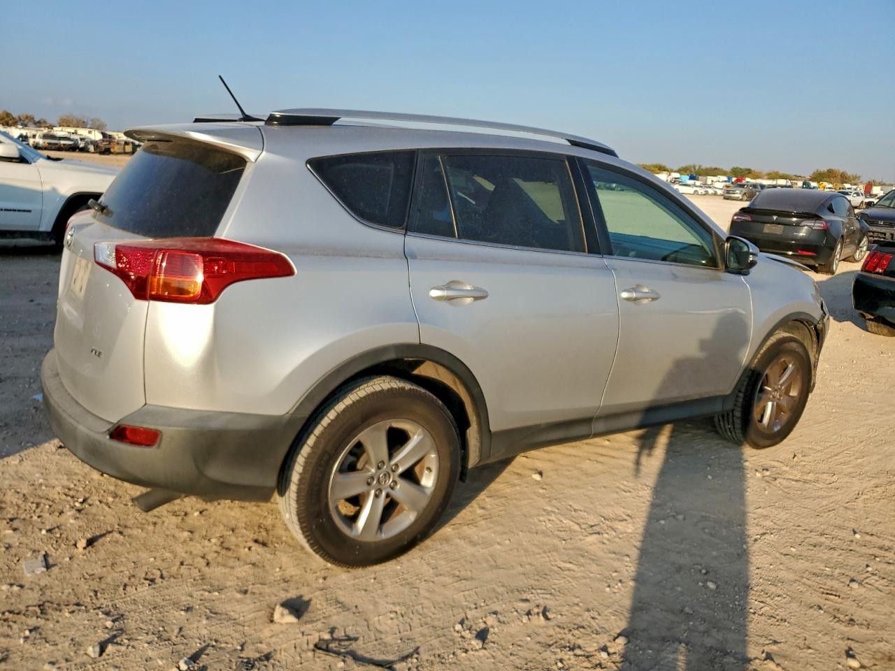 2015 TOYOTA RAV4 XLE photo 3