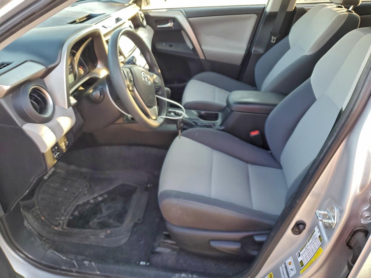 2015 TOYOTA RAV4 XLE photo 7