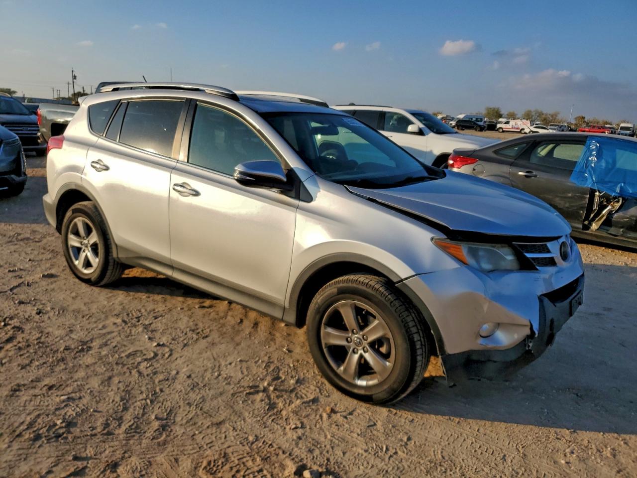 2015 TOYOTA RAV4 XLE photo 4