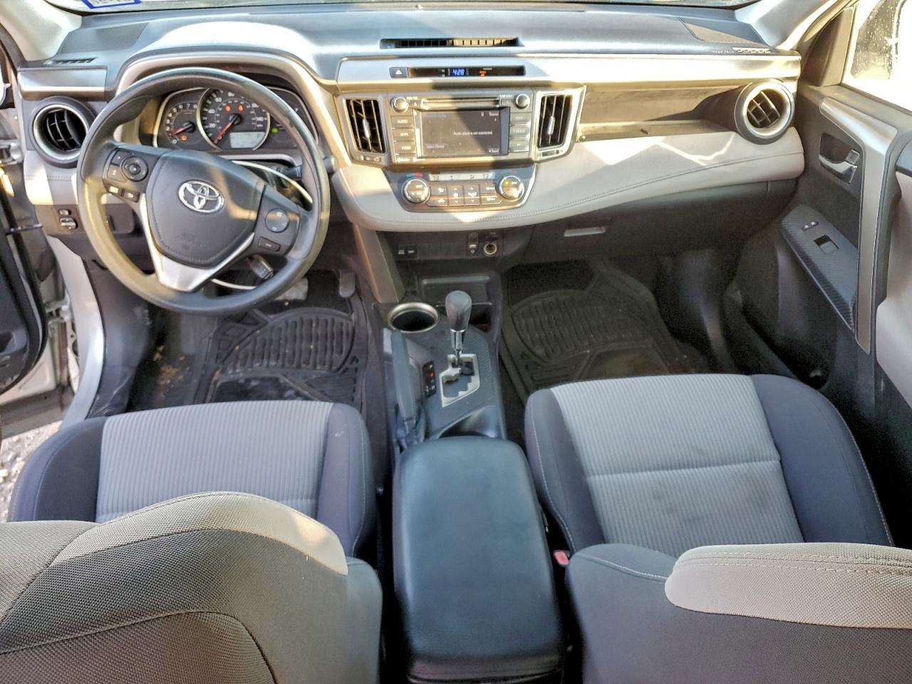 2015 TOYOTA RAV4 XLE photo 8