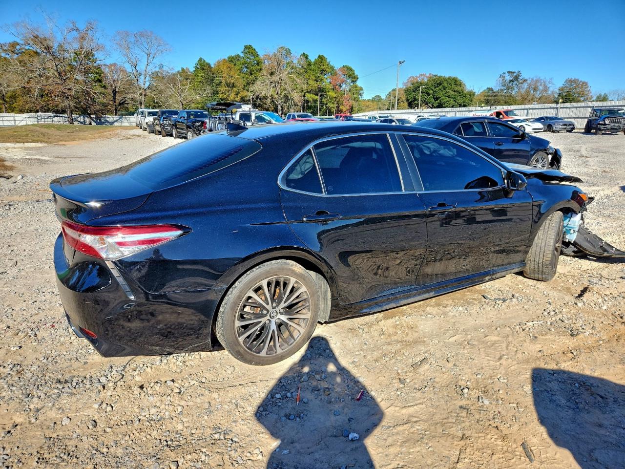 2020 TOYOTA CAMRY SE photo 3