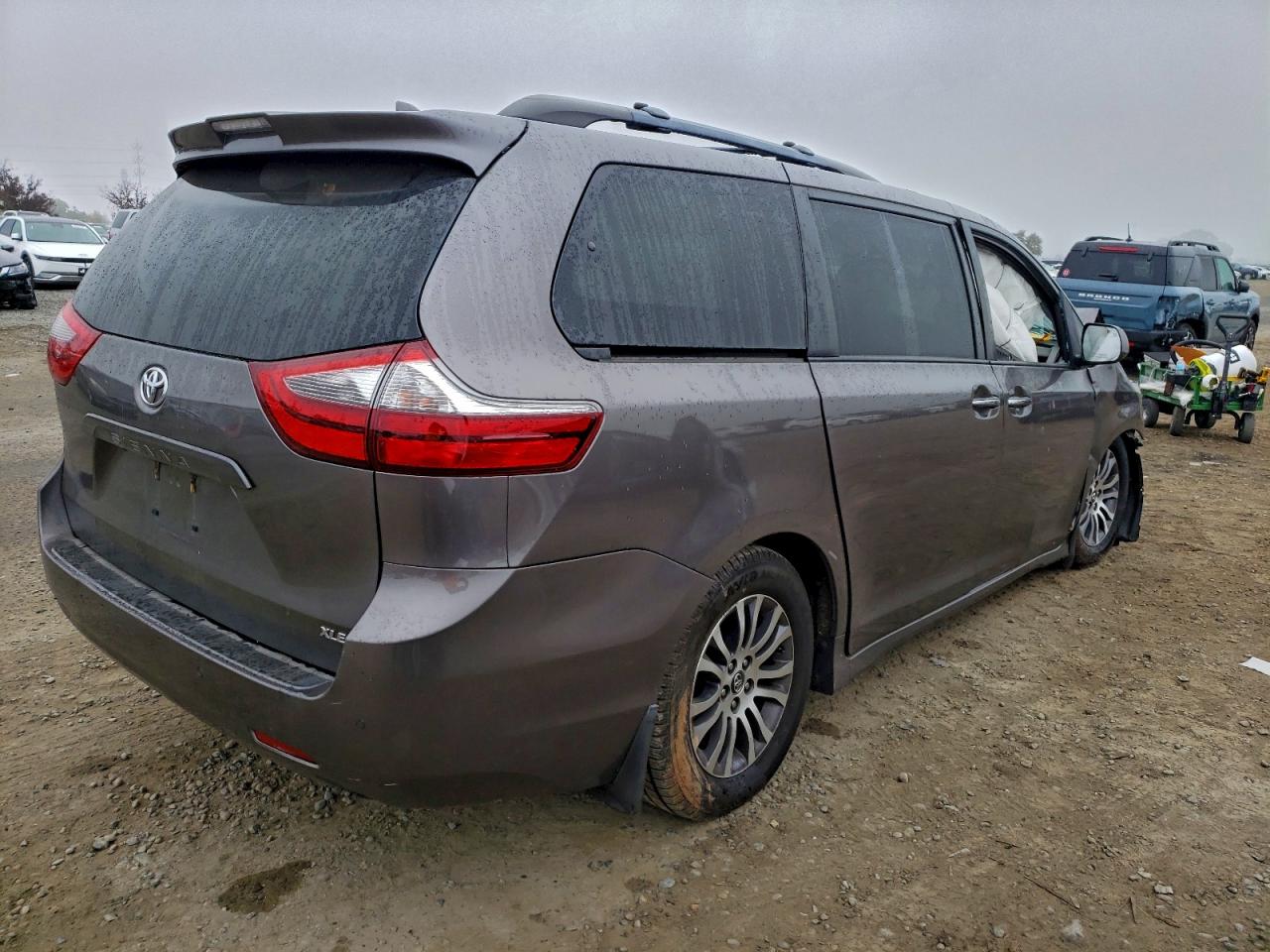 2020 TOYOTA SIENNA XLE photo 3