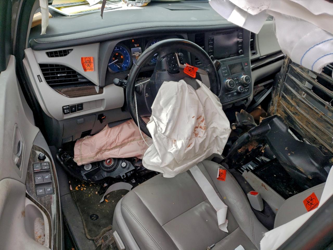 2020 TOYOTA SIENNA XLE photo 8