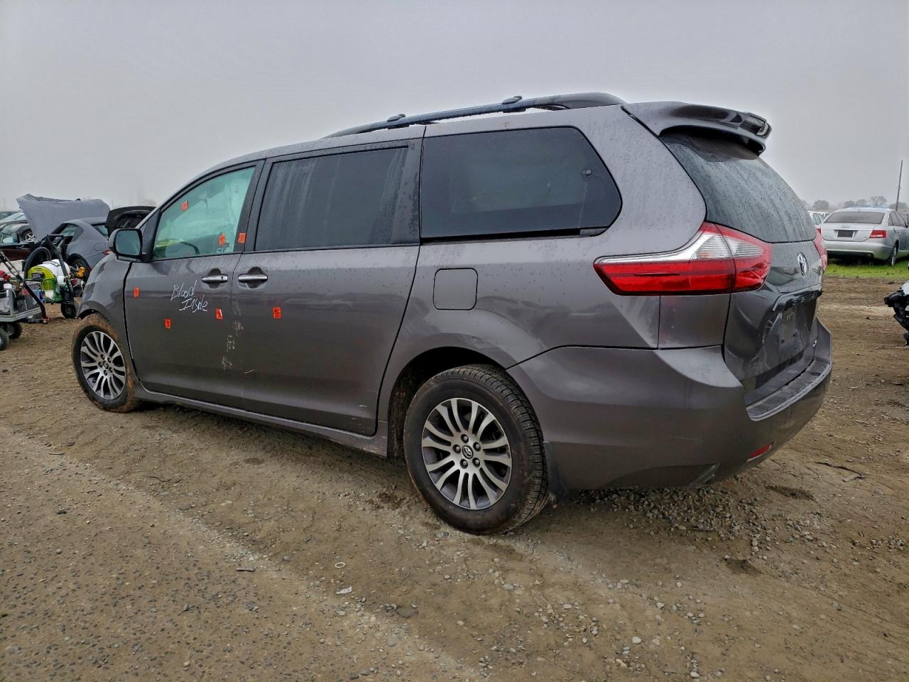 2020 TOYOTA SIENNA XLE photo 2