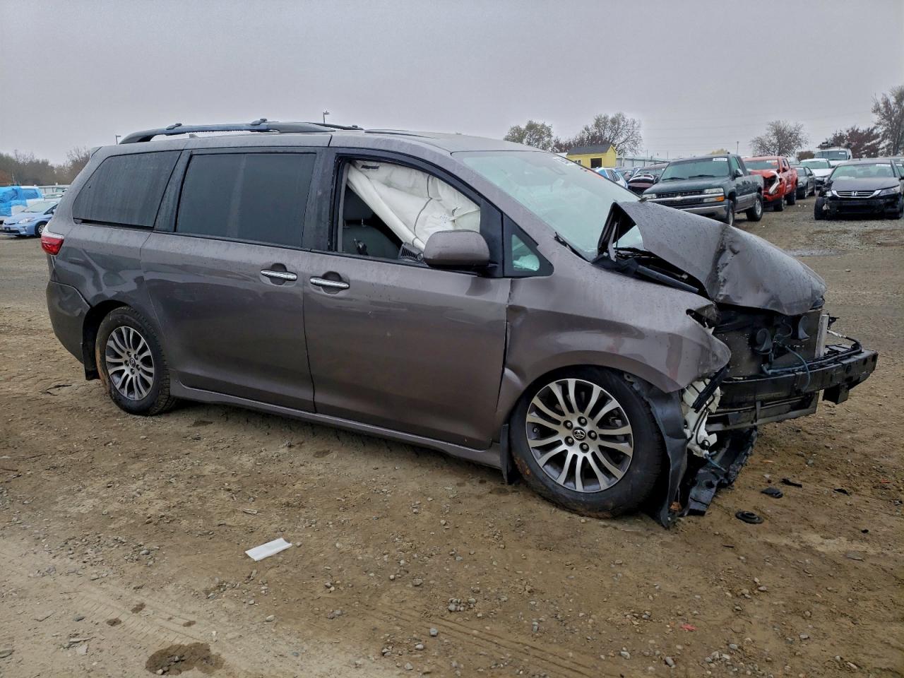 2020 TOYOTA SIENNA XLE photo 4