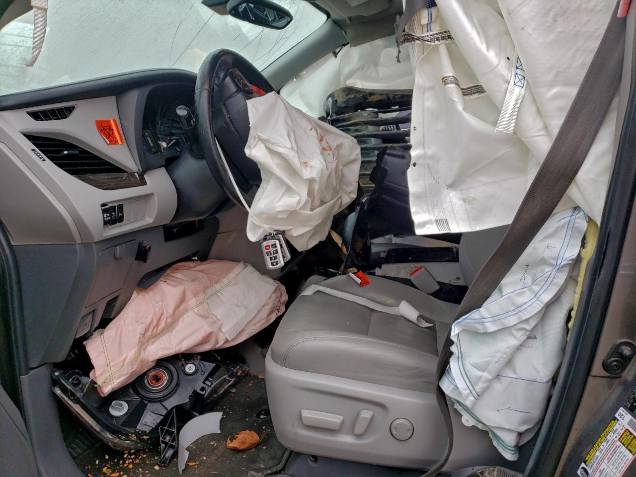 2020 TOYOTA SIENNA XLE photo 7