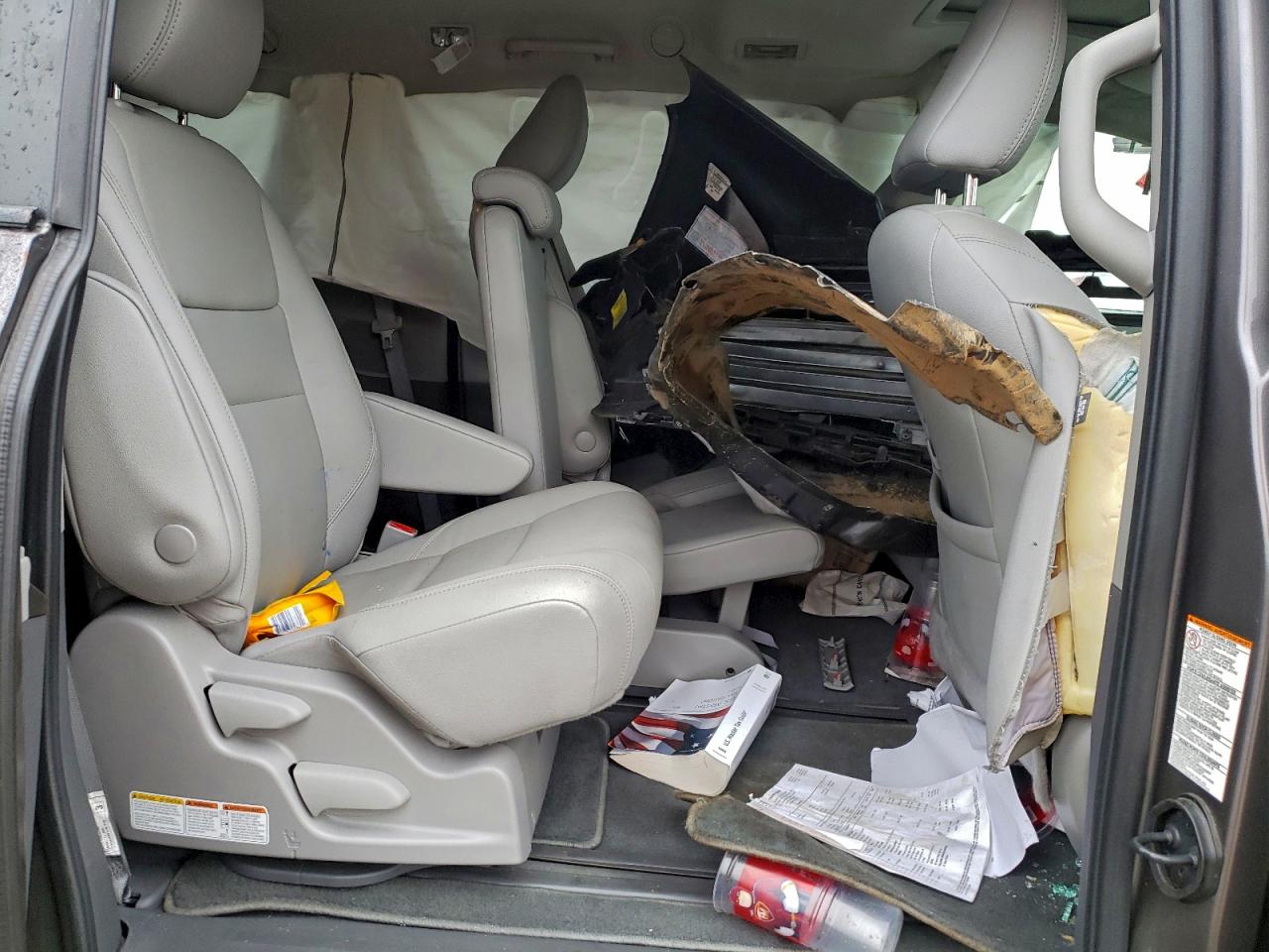2020 TOYOTA SIENNA XLE photo 11
