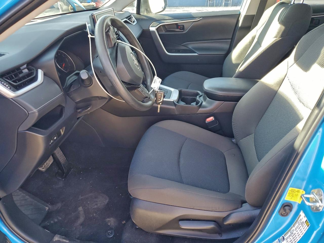 2021 TOYOTA RAV4 LE photo 7