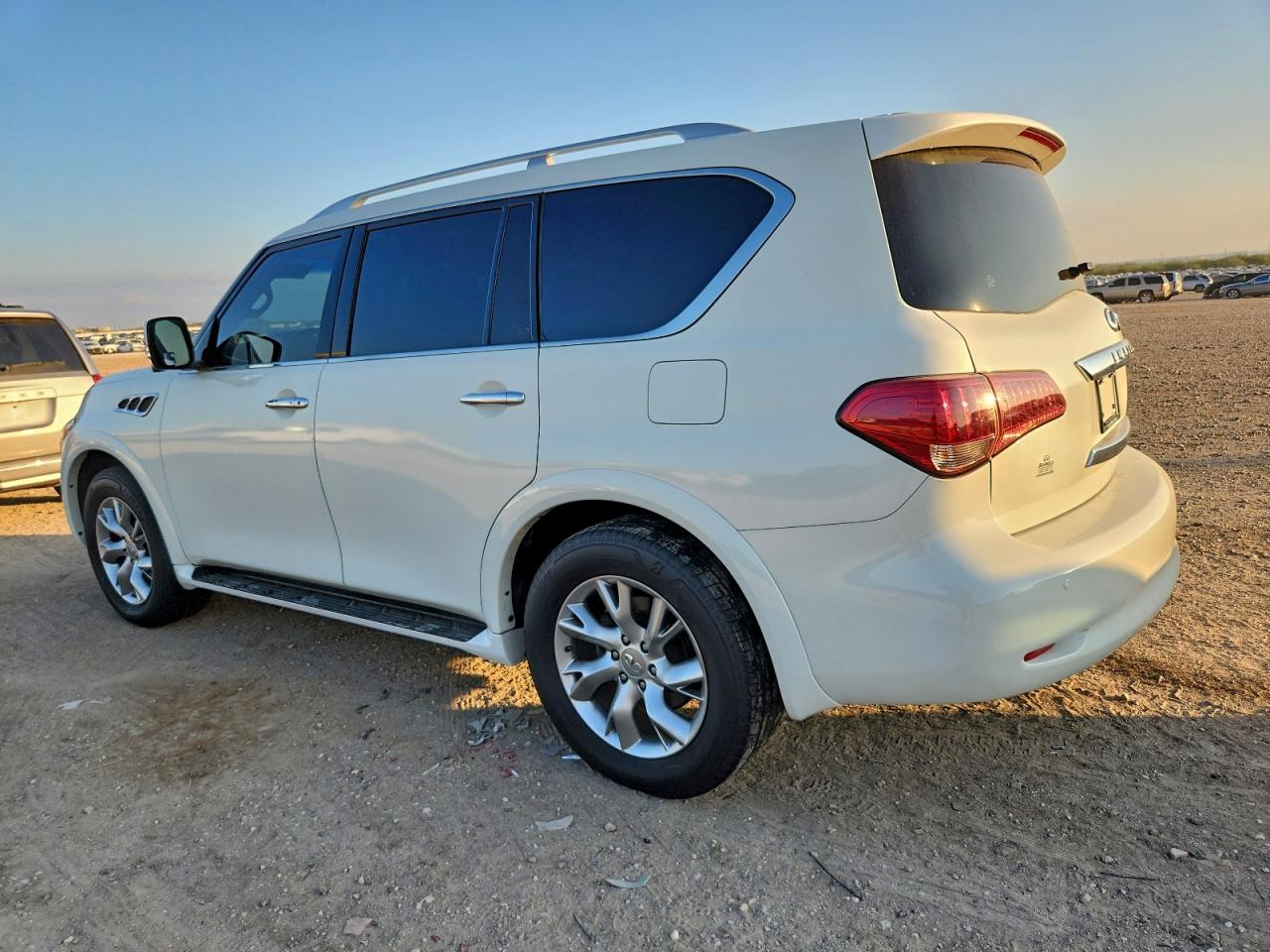 2012 INFINITI QX56 photo 2