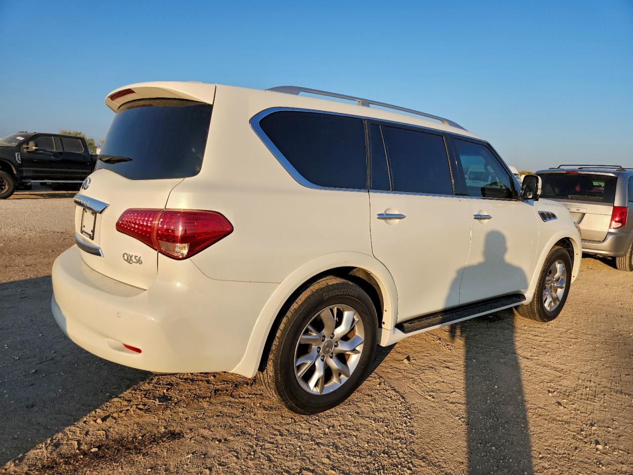 2012 INFINITI QX56 photo 3