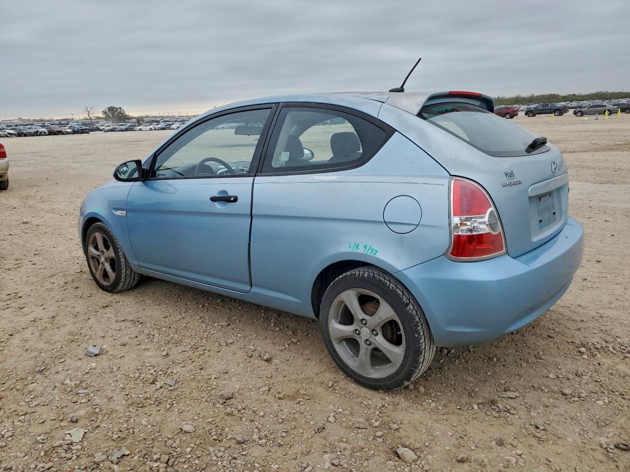 2009 HYUNDAI ACCENT SE photo 2