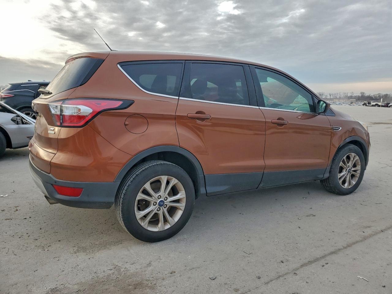 2017 FORD ESCAPE SE photo 3