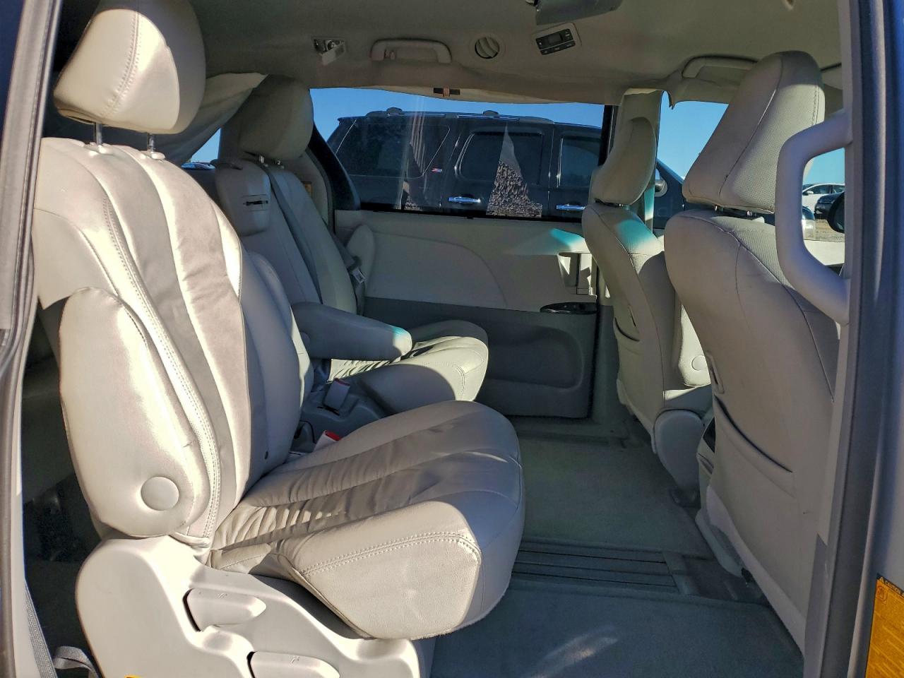 2013 TOYOTA SIENNA LE photo 11